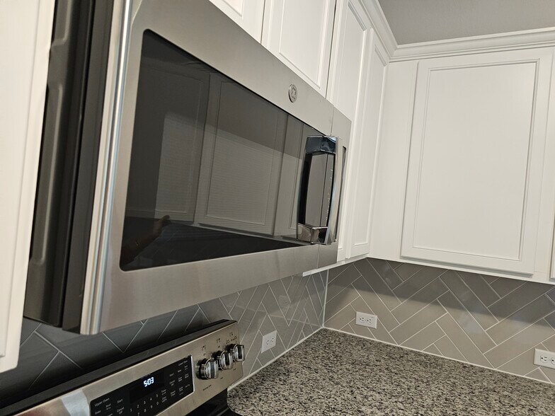 Microwave - 9612 Whisper Willow Blvd