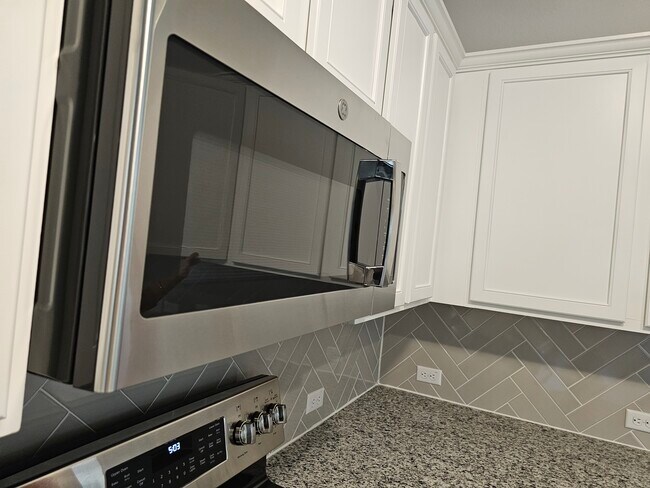 Microwave - 9612 Whisper Willow Blvd