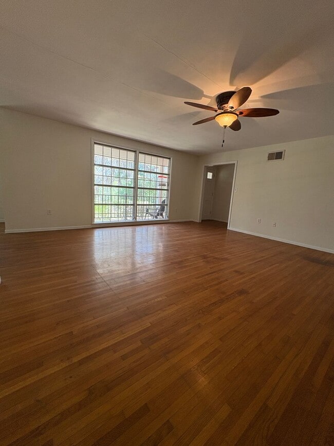 Building Photo - 2227 Country Club Rd