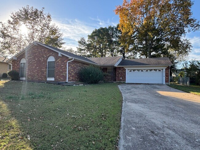 Building Photo - 3 Bedroom Home with Fenced Yard!!