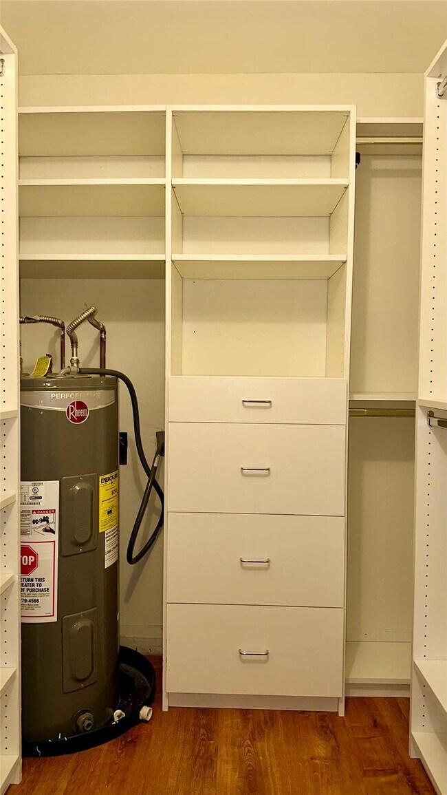 Building Photo - 12 NE 19th Ct