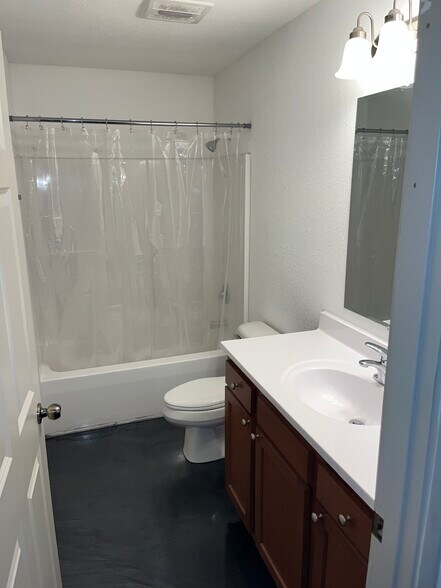 Building Photo - 1552 Beloit Ave