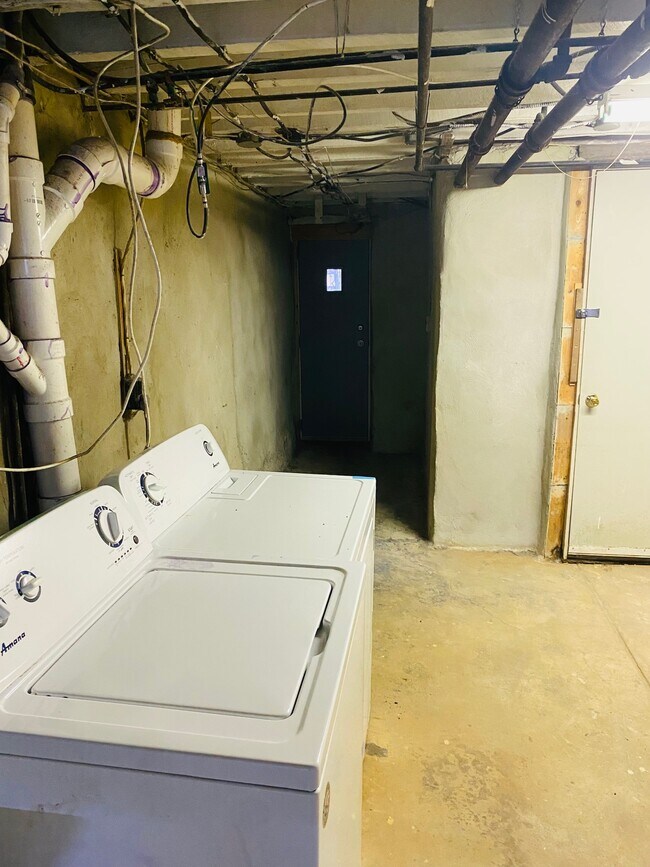 Building Photo - 882 Corinthian Ave