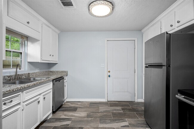 Building Photo - 1011 E 39th St