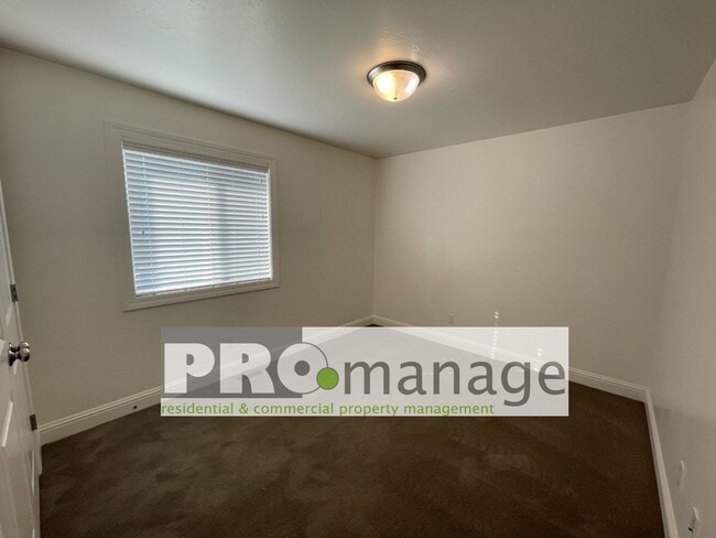 Building Photo - 3 Bed, 2 Bath Town Home w/ 2 Car Garage - Idaho Falls