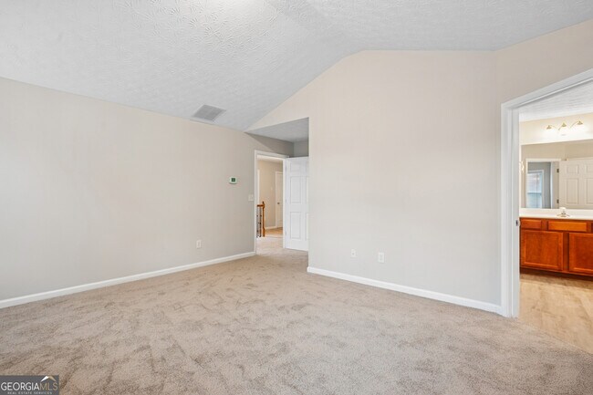 Building Photo - 2040 Village Green Dr