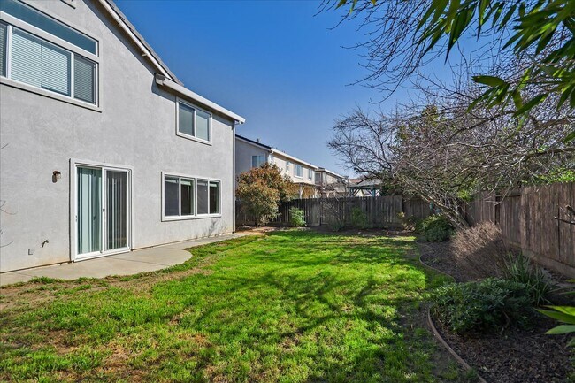 Building Photo - OPEN & SPACIOUS, 4 BEDROOM, 3 BATH 2 STORY...