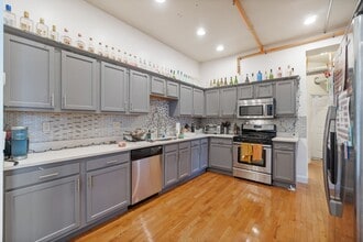 Building Photo - 2405 Sarah St