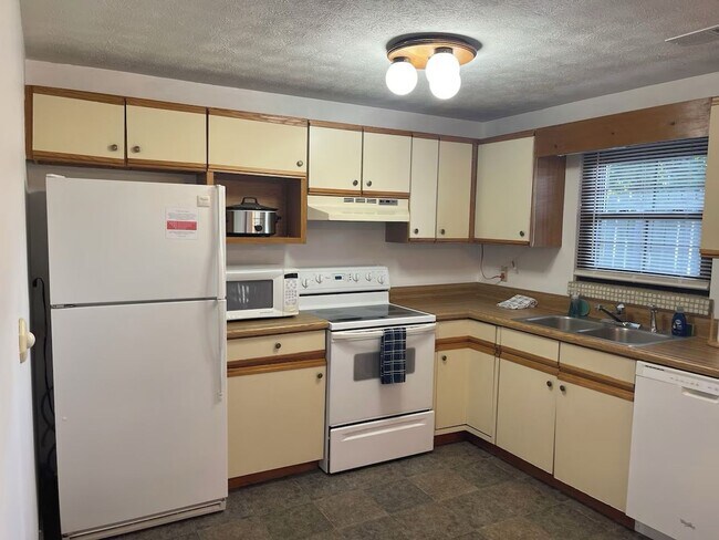 Building Photo - Move-in ready