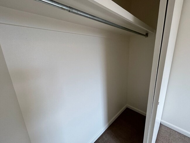 Building Photo - 3 Bed 1.5 Bath Townhome In Excellent Neighborhood