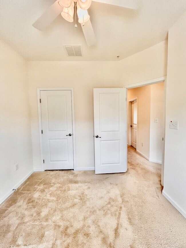 Building Photo - Welcome to the desirable Howard Square