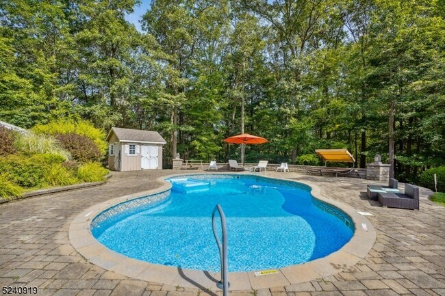 Building Photo - 22 Forest Hill Dr