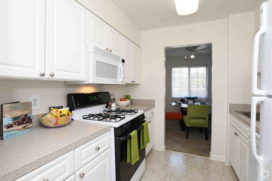 2BR, 1BA - 897 SF - Fairfax Square Apartments