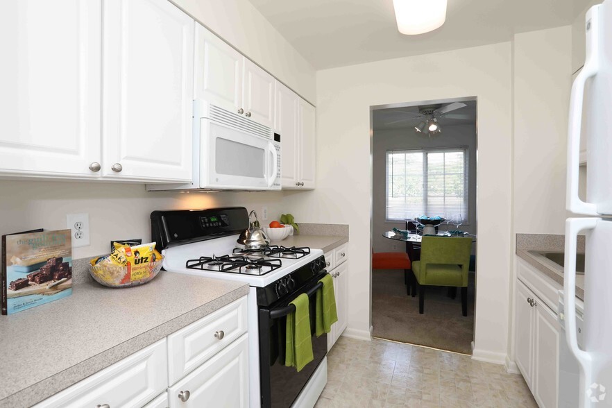 2BR, 1BA - 897 SF - Fairfax Square