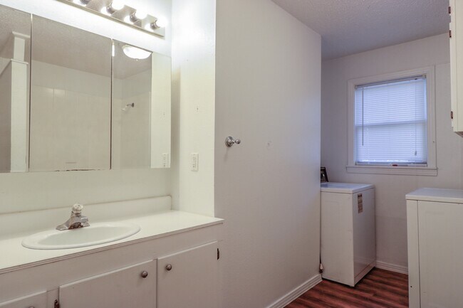 Building Photo - 2305 27th St