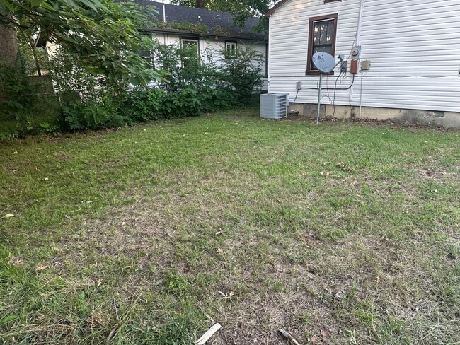 Building Photo - 2 Bedroom, 1 Bathroom Home w/ Fenced-In Backyard and Covered Front Porch in Downtown Springdale