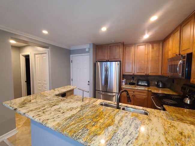 Building Photo - 1 bed 1 bath in UTC with great amenities Pool, hot tub, gym, underground parking.