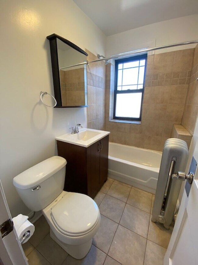 Building Photo - Uptown studio! Separate kitchen - Red Line!