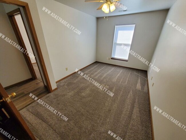 Building Photo - Affordable 2 Bedroom/2 Bath in Raymore-Ava...