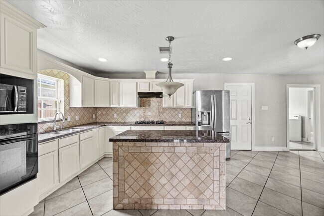 Building Photo - 1209 Dogwood Dr