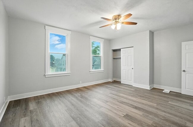 Building Photo - Newly Renovated, Large Home in Dayton!!