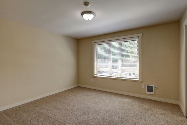 Building Photo - Beautiful Top Floor 1BR 1BA Condo in The B...
