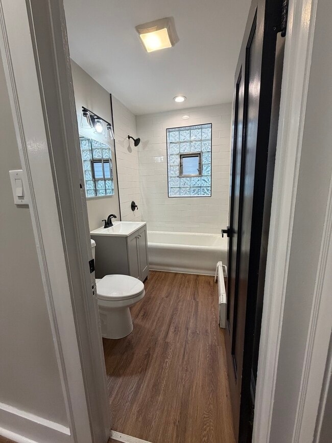 Building Photo - 6024 W Addison St