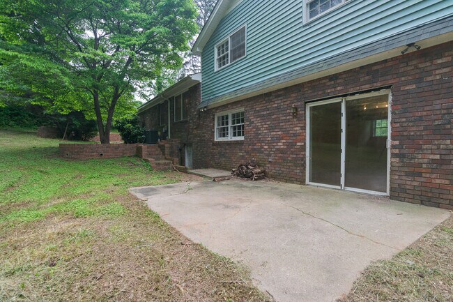 Building Photo - 140 Saxon Woods Dr