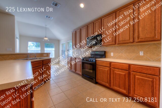 Building Photo - 225 Lexington Dr