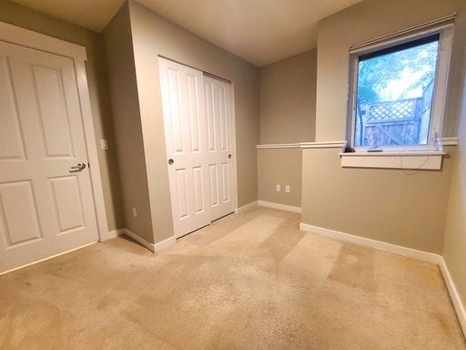 Building Photo - Stunning Three Level Townhome in Green Lak...