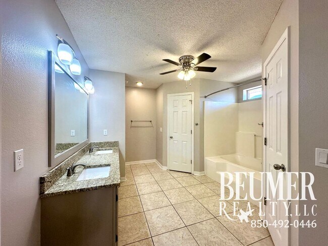 Building Photo - Home nestled in in W. Pensacola minutes fr...