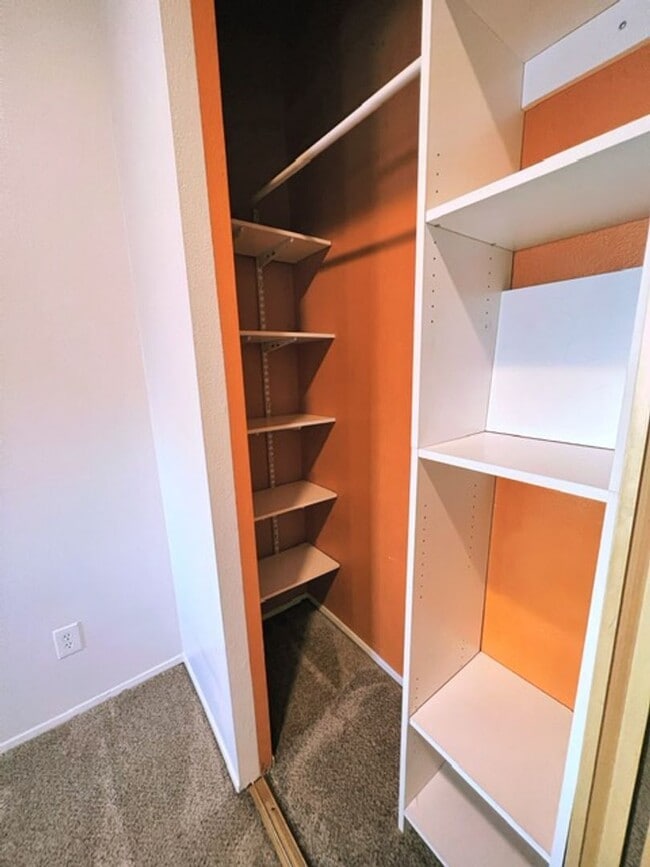 Building Photo - Spacious & Bright Top Floor Condo in East Anchorage, Close to Base + W/D In Unit!