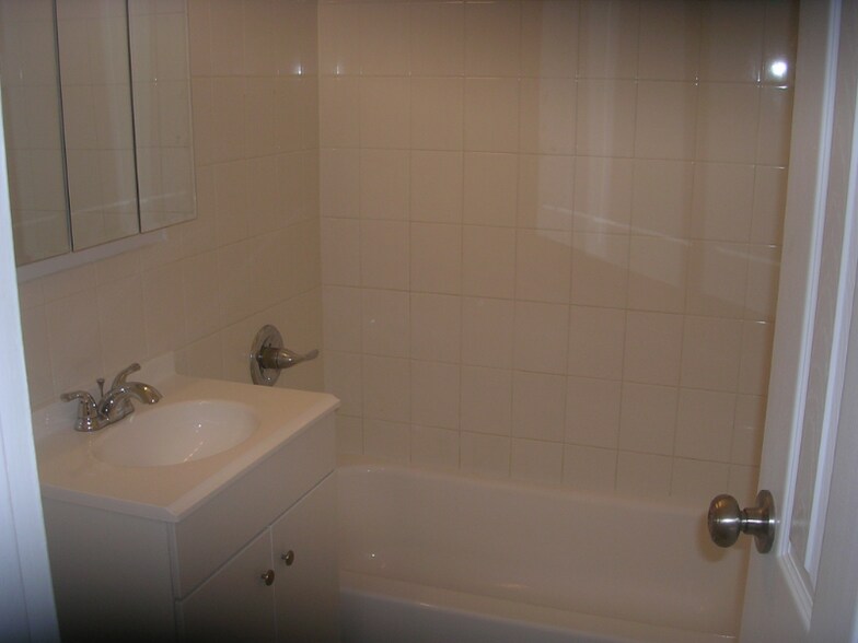 Building Photo - 792 Edgewood Ln