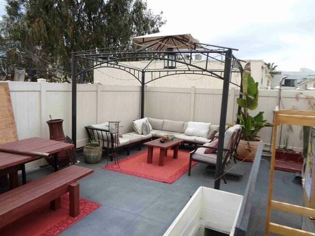 Private rooftop deck with shower and Power - 3512 Pacific Ave