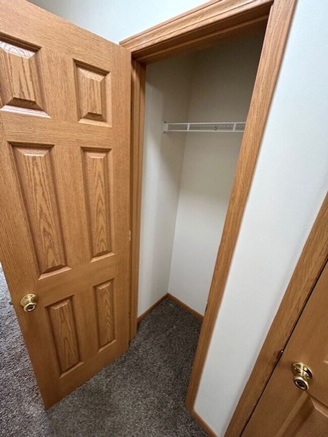 Building Photo - 1 Bedroom Apartment with Garage!