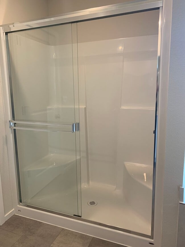 Building Photo - 4 BED/2.5 BATH PLUS A HUGE BONUS ROOM! HIGH END FINISHES! LARGE FENCED BACKYARD !