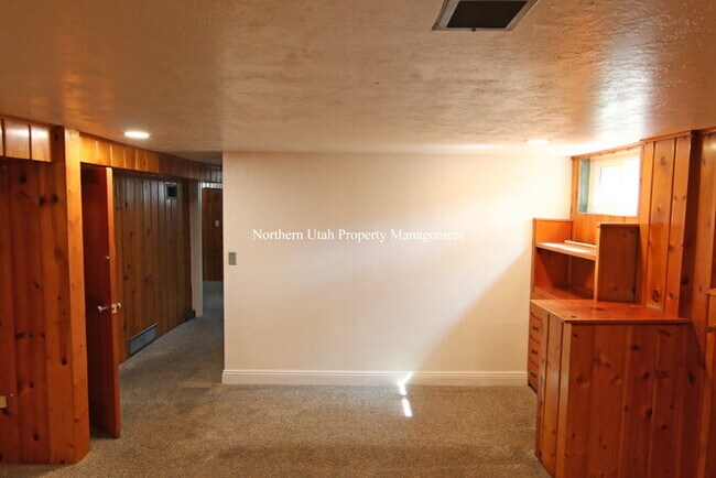 Building Photo - 2 Bed 1 Bath