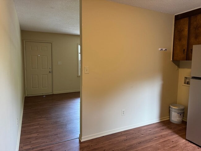 Building Photo - Updated Two Bedroom Apartment in Statesville