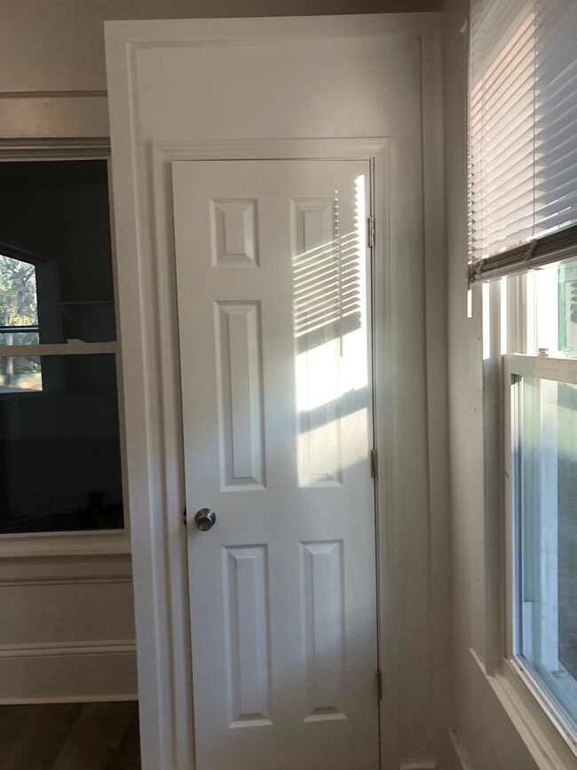 Building Photo - 617 Pender St