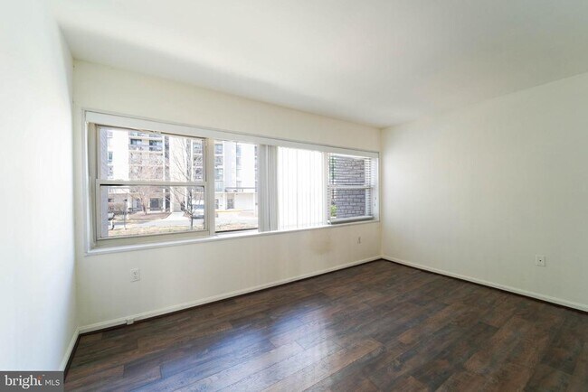 Building Photo - 37 Canterbury Square