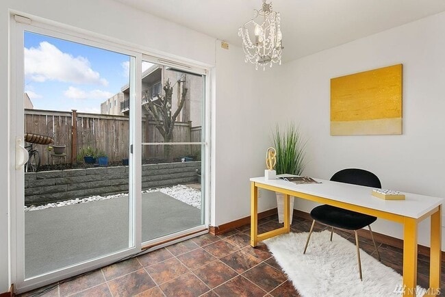 Building Photo - 3 bedroom / 2.5 bathroom townhome in West Seattle's Highland Park.