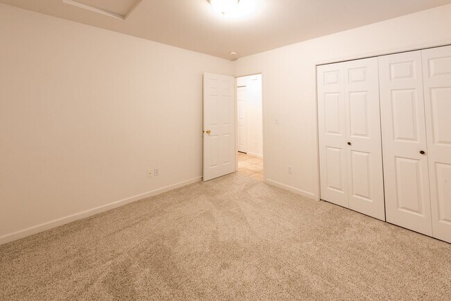 Building Photo - 632 SW Bade Ave