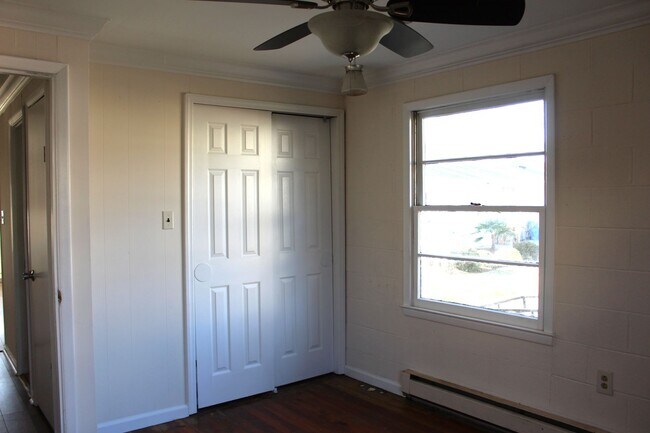 Building Photo - Lovely home in the Village of Oriental