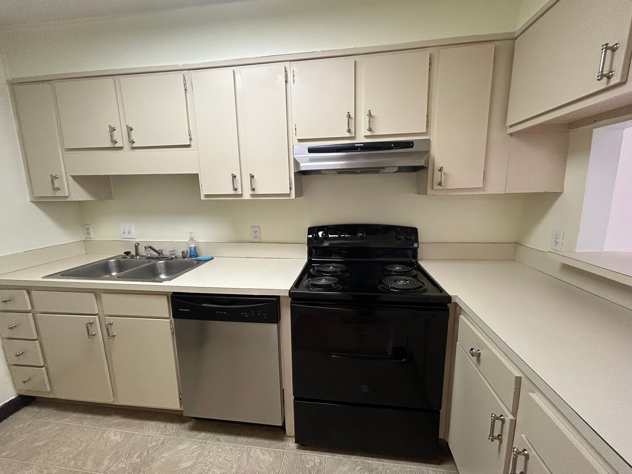 Building Photo - 3350 Altamont Rd