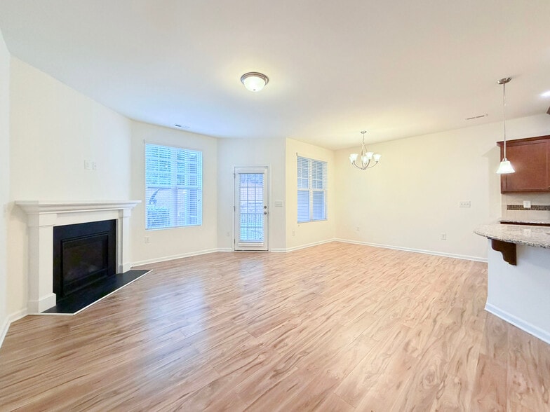Building Photo - 907 Saratoga Dr
