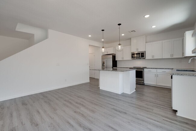 Building Photo - New 4 Bedroom Home with Next Gen Suite + S...