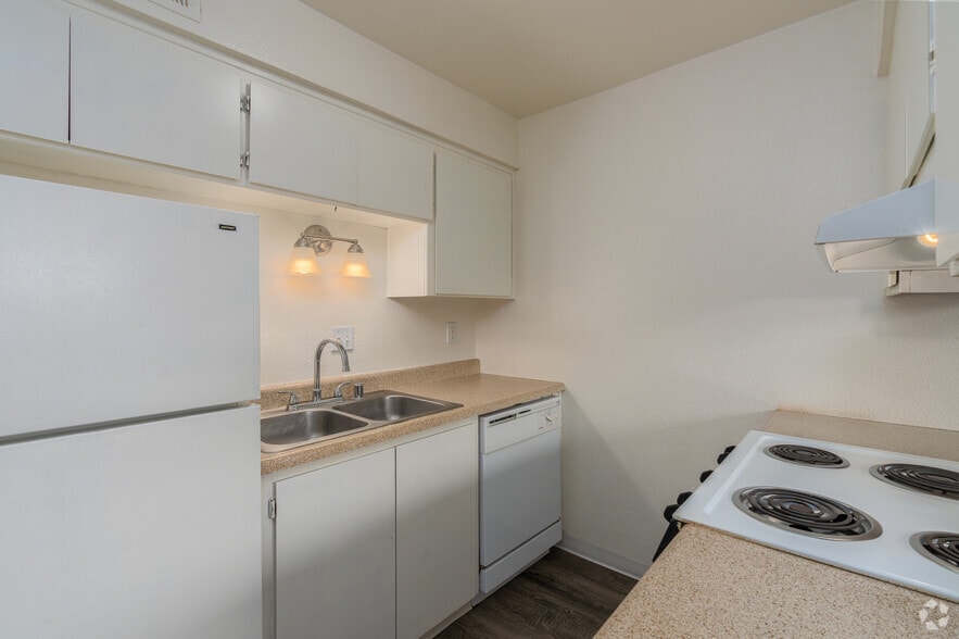 2BR, 1BA - 760SF - Kitchen - Lincoln Pointe Apartments