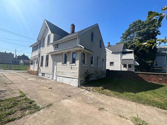 Building Photo - Welcome to this spacious 6-bedroom, 2-bathroom house located in the vibrant city of Cleveland