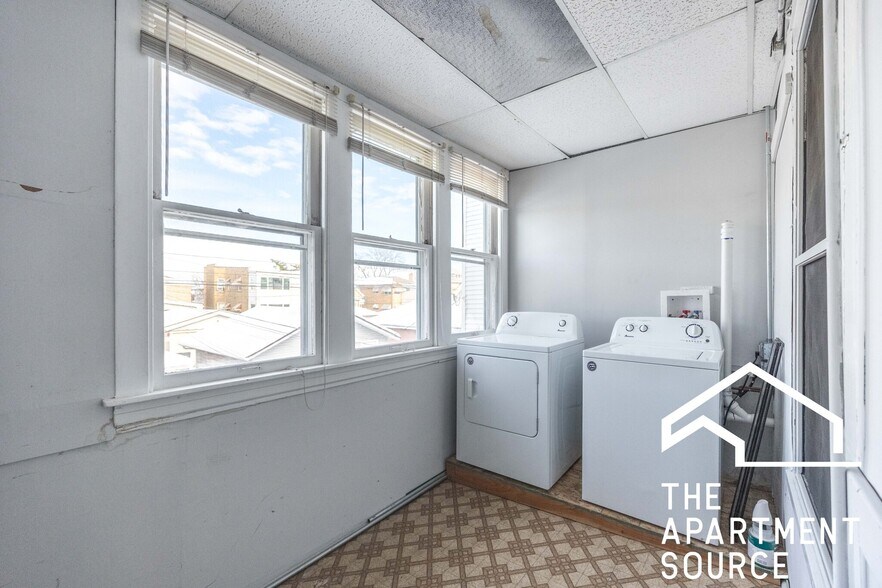 Building Photo - 5128 W Henderson St