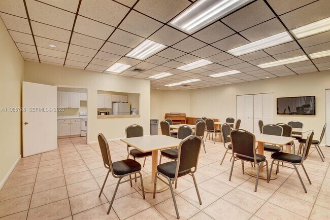 Building Photo - 950 Egret Cir